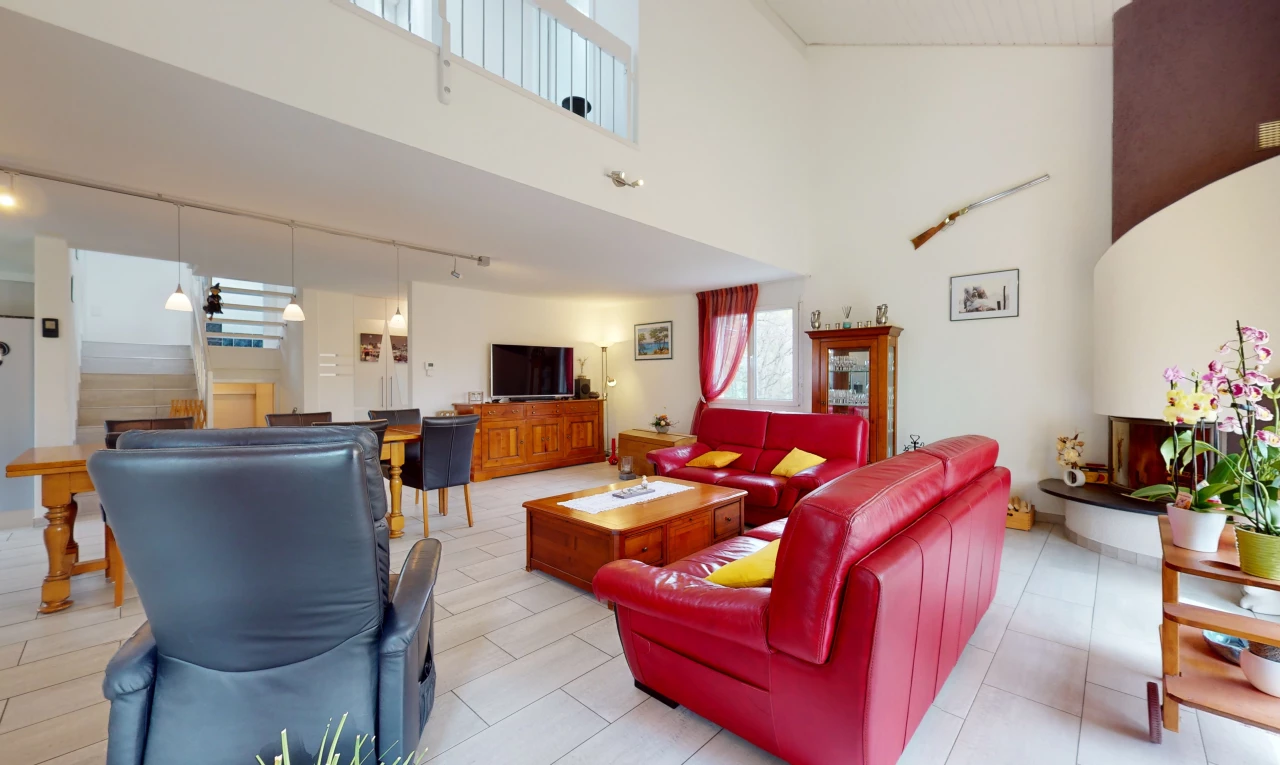 salon avec haut plafond, carrelage, et télévision
