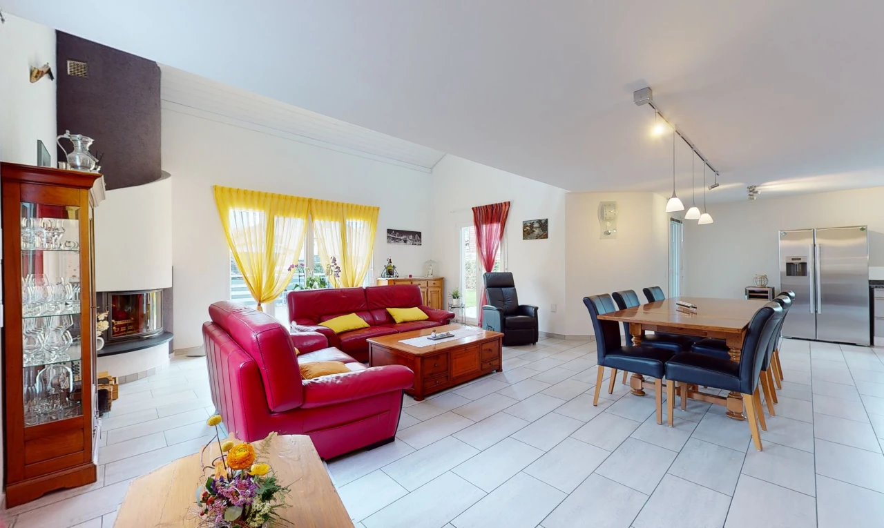 salon avec lumière naturelle et carrelage