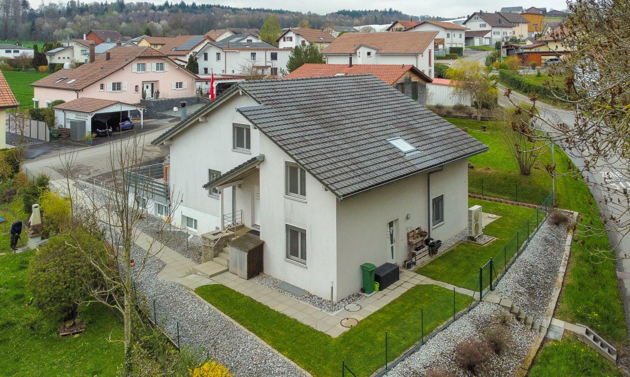 arrière de la maison avec pelouse