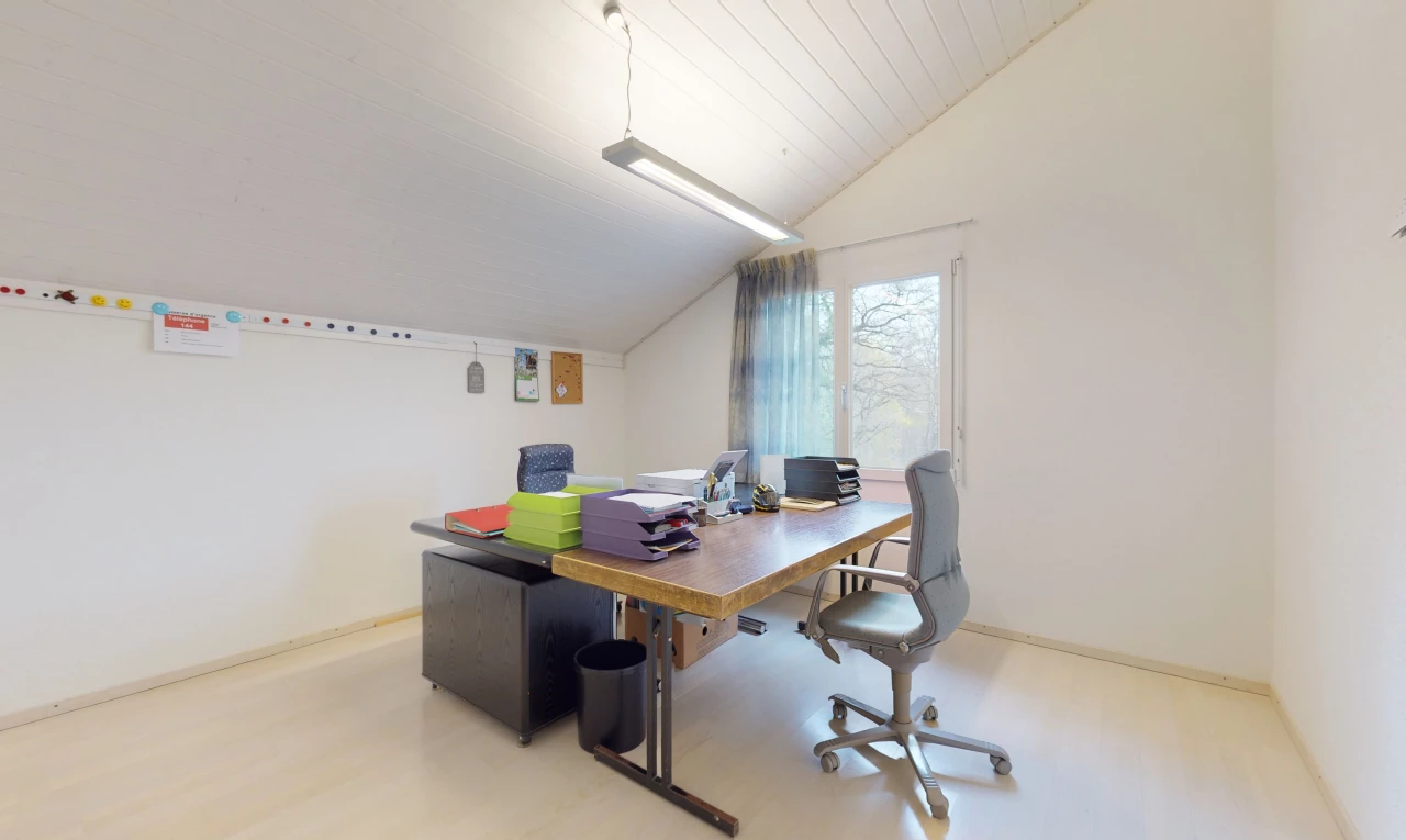 bureau avec plafond voûté et lumière naturelle