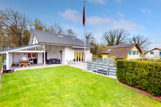 arrière de la maison avec pelouse