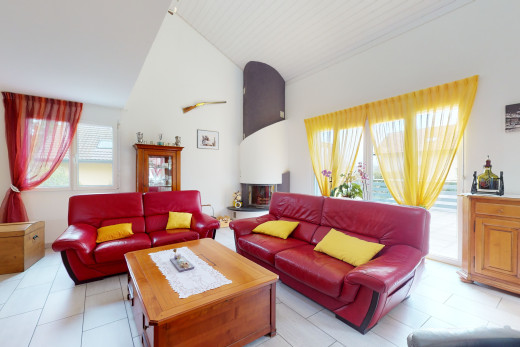 salon avec lumière naturelle et carrelage