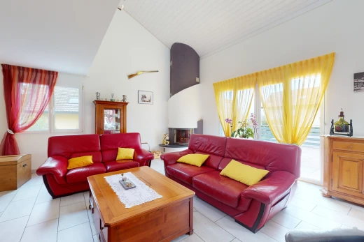 salon avec lumière naturelle et carrelage
