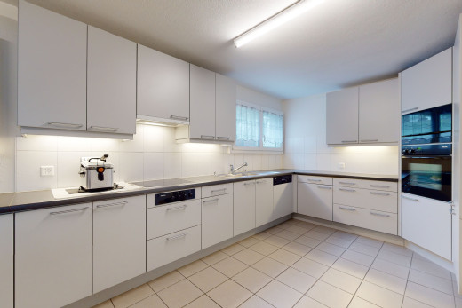 cuisine avec lumière naturelle, carrelage, four, cuisinière électrique, sol clair, et meubles blancs