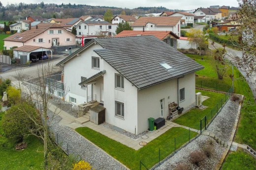 arrière de la maison avec pelouse