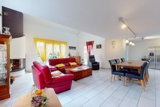 salon avec lumière naturelle et carrelage