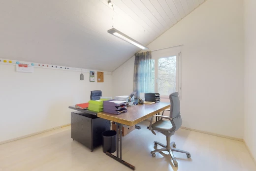 bureau avec plafond voûté et lumière naturelle