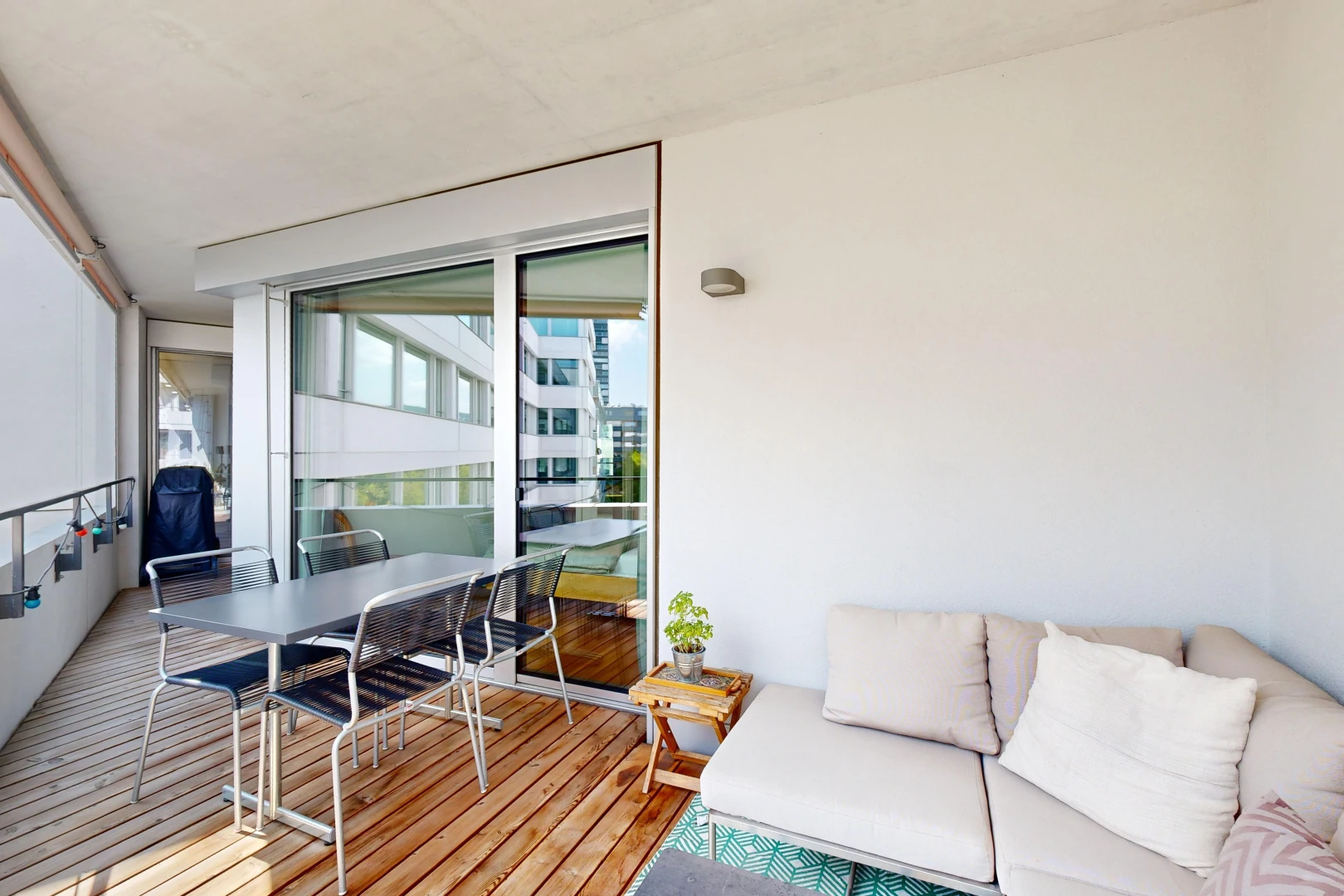 salon / salle à manger avec lumière naturelle et plancher de bois