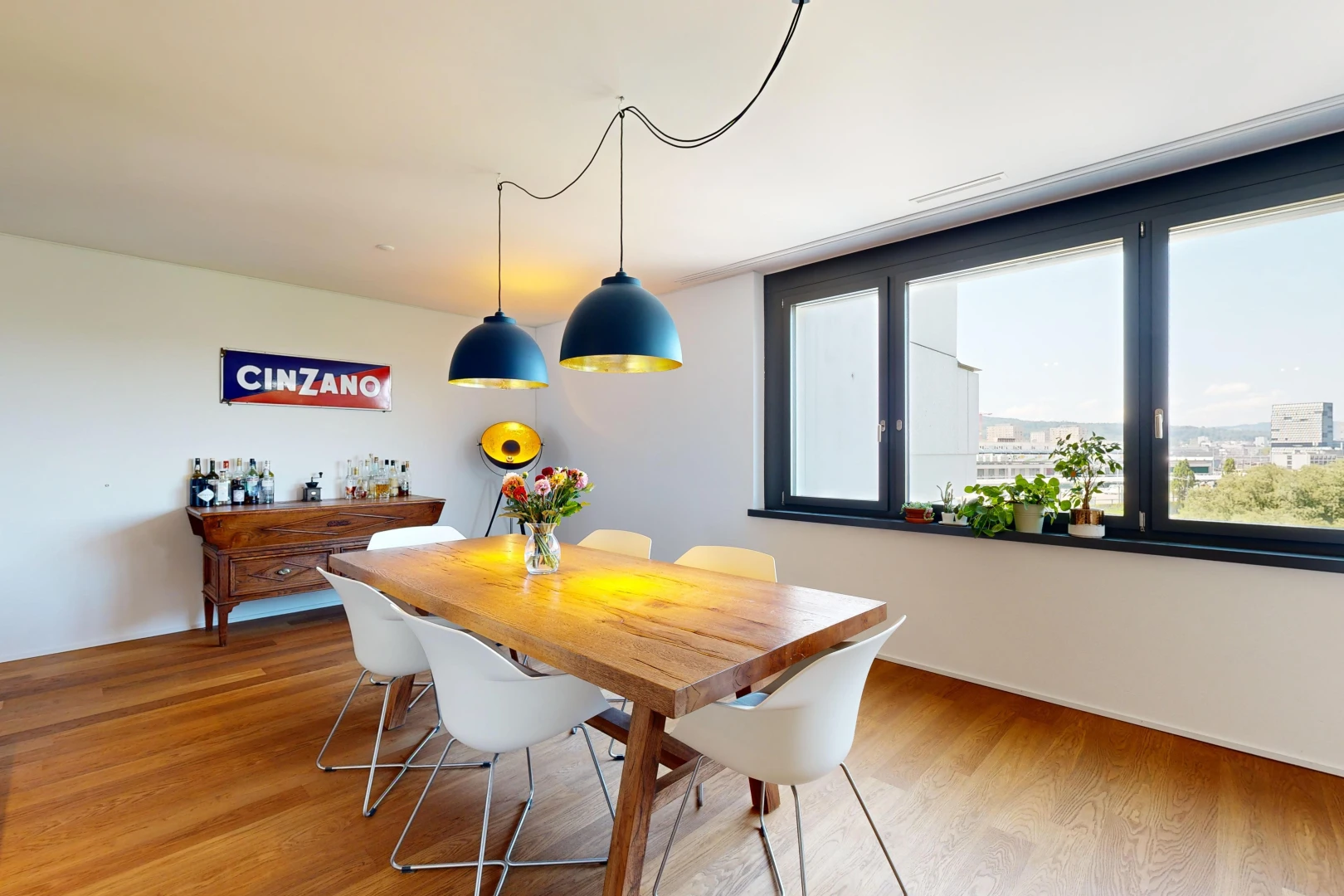 salle à manger avec plancher de bois et lumière naturelle