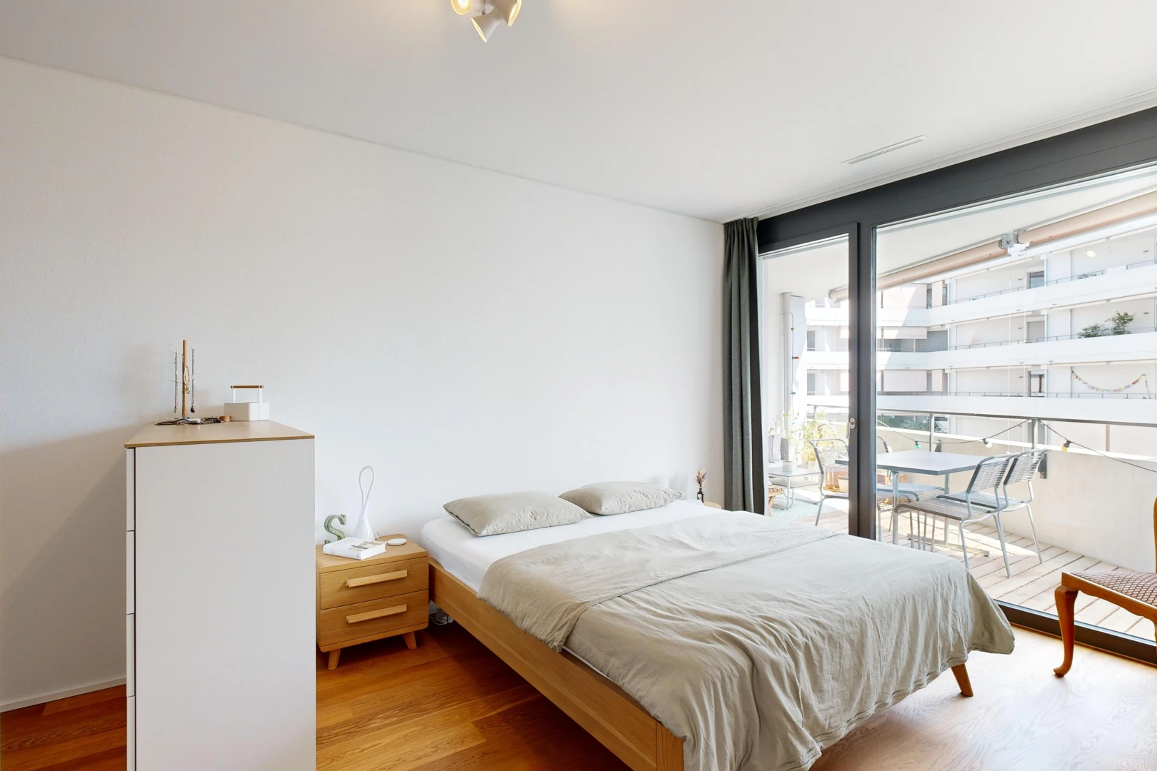 chambre avec plancher de bois et lumière naturelle