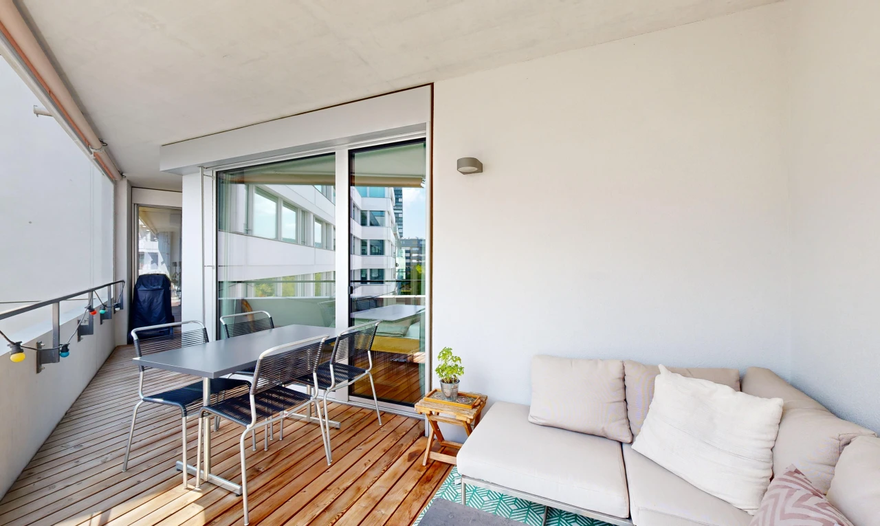salon / salle à manger avec lumière naturelle et plancher de bois