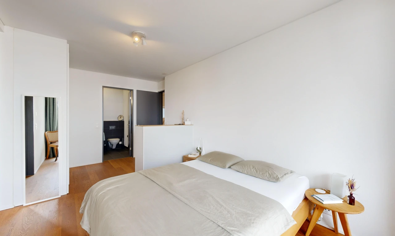 chambre avec plancher de bois