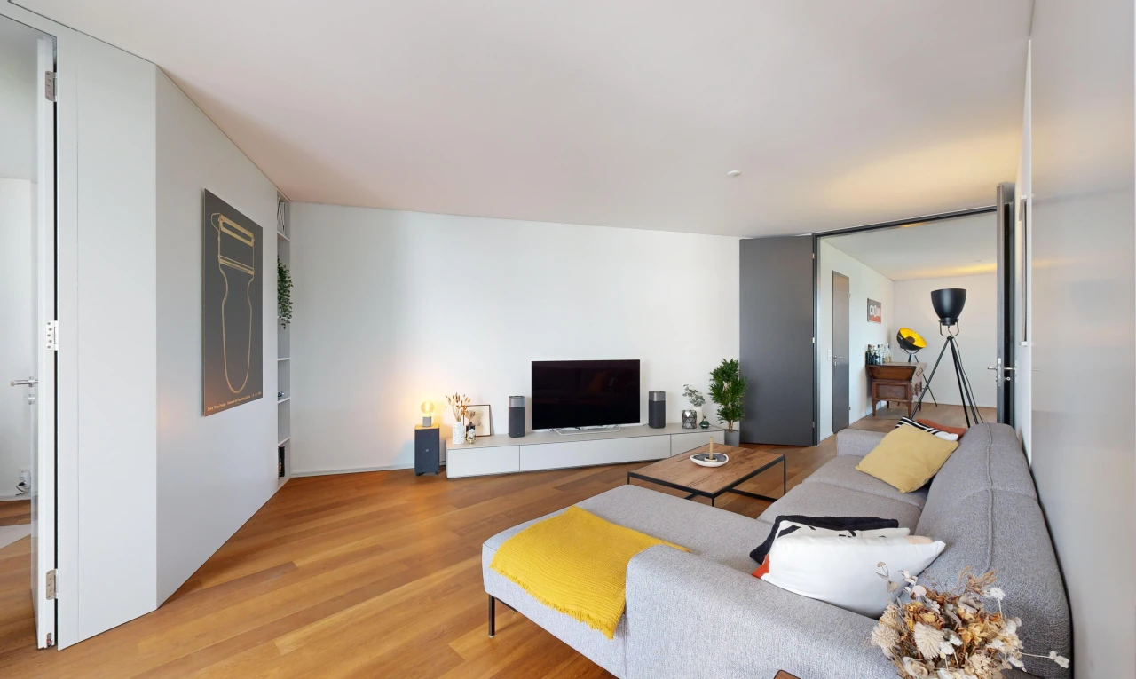 salon avec télévision et plancher de bois