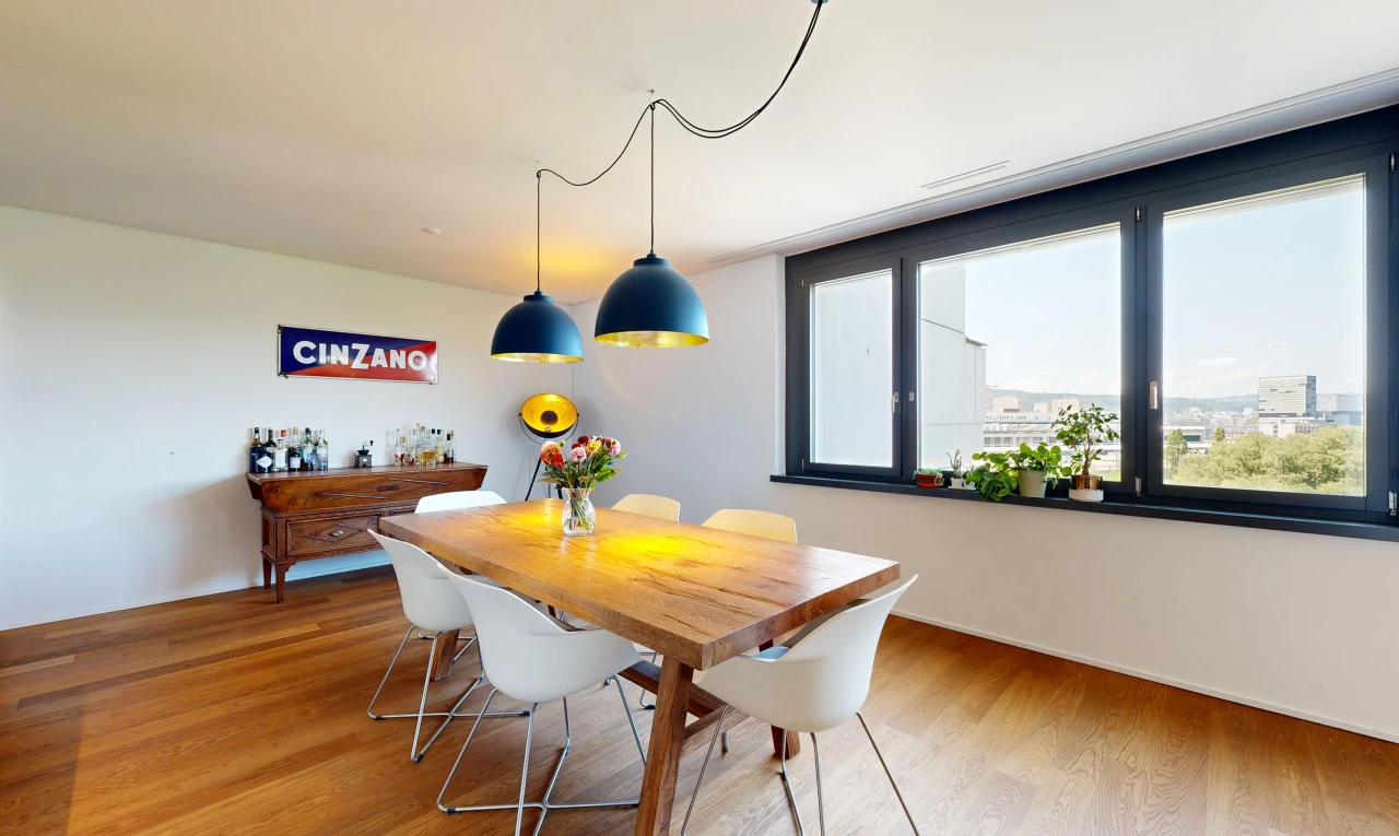 salle à manger avec plancher de bois et lumière naturelle