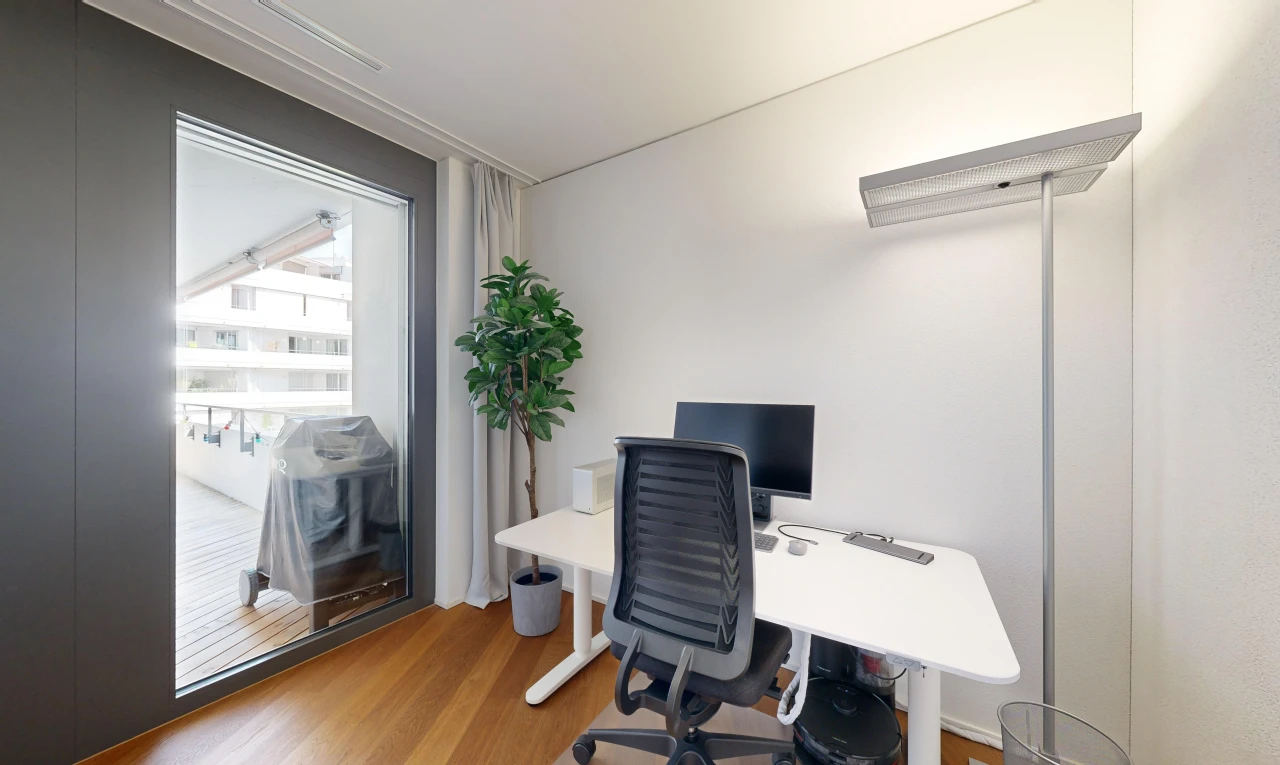 bureau avec plancher de bois, télévision, et lumière naturelle