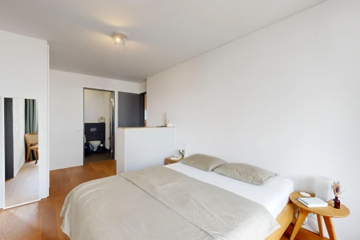 zimmer / schlafzimmer mit parkettboden