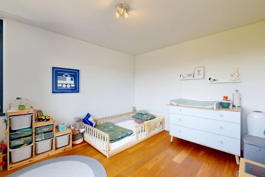 zimmer / schlafzimmer mit parkettboden