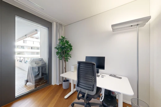 büro mit natürliches licht, parkettboden, und fernseher