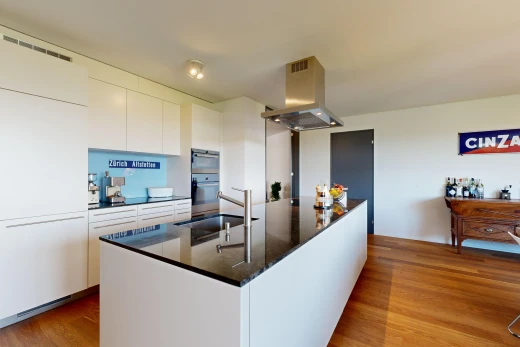 küche mit arbeitsplatten, dunstabzugshaube, kücheninsel, parkettboden, und weiße schränke