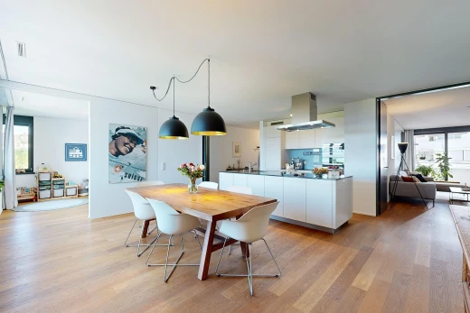 küche mit parkettboden, natürliches licht, dunstabzugshaube, und weiße schränke