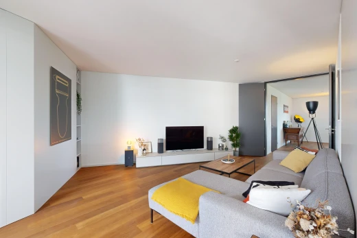 wohnzimmer mit parkettboden und fernseher