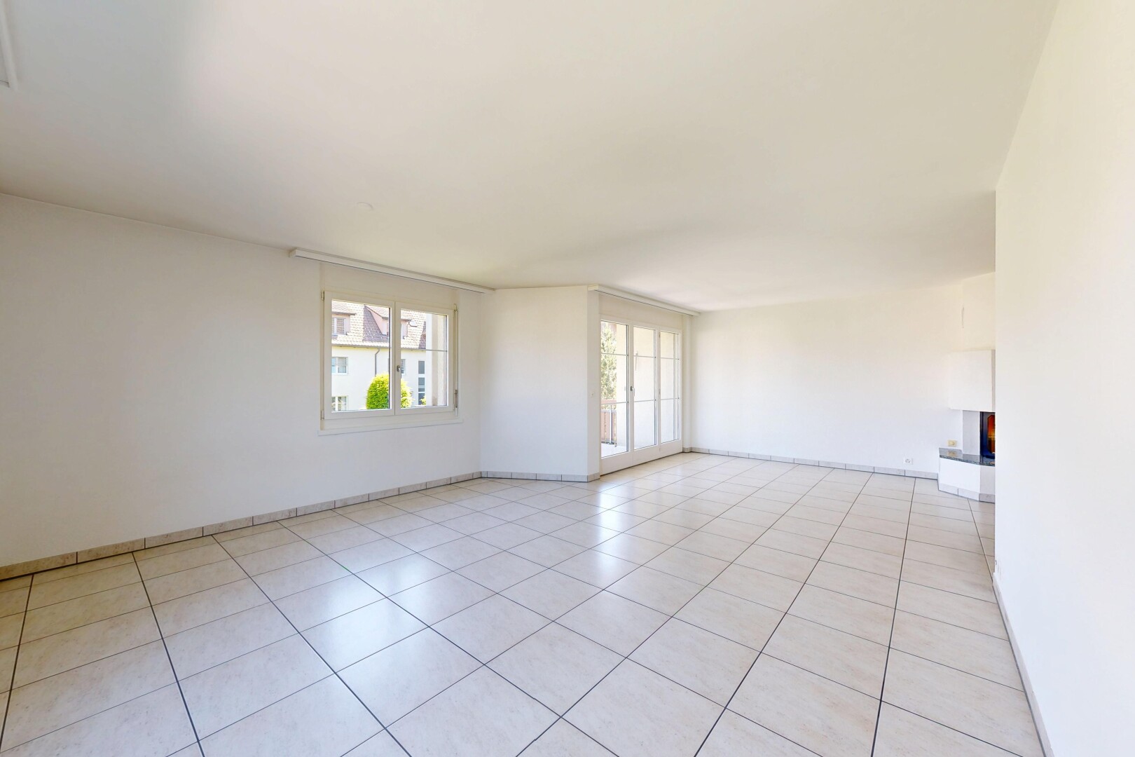 leerer raum mit gipskartonwand, drywall, inside property, light floor, und natürliches licht