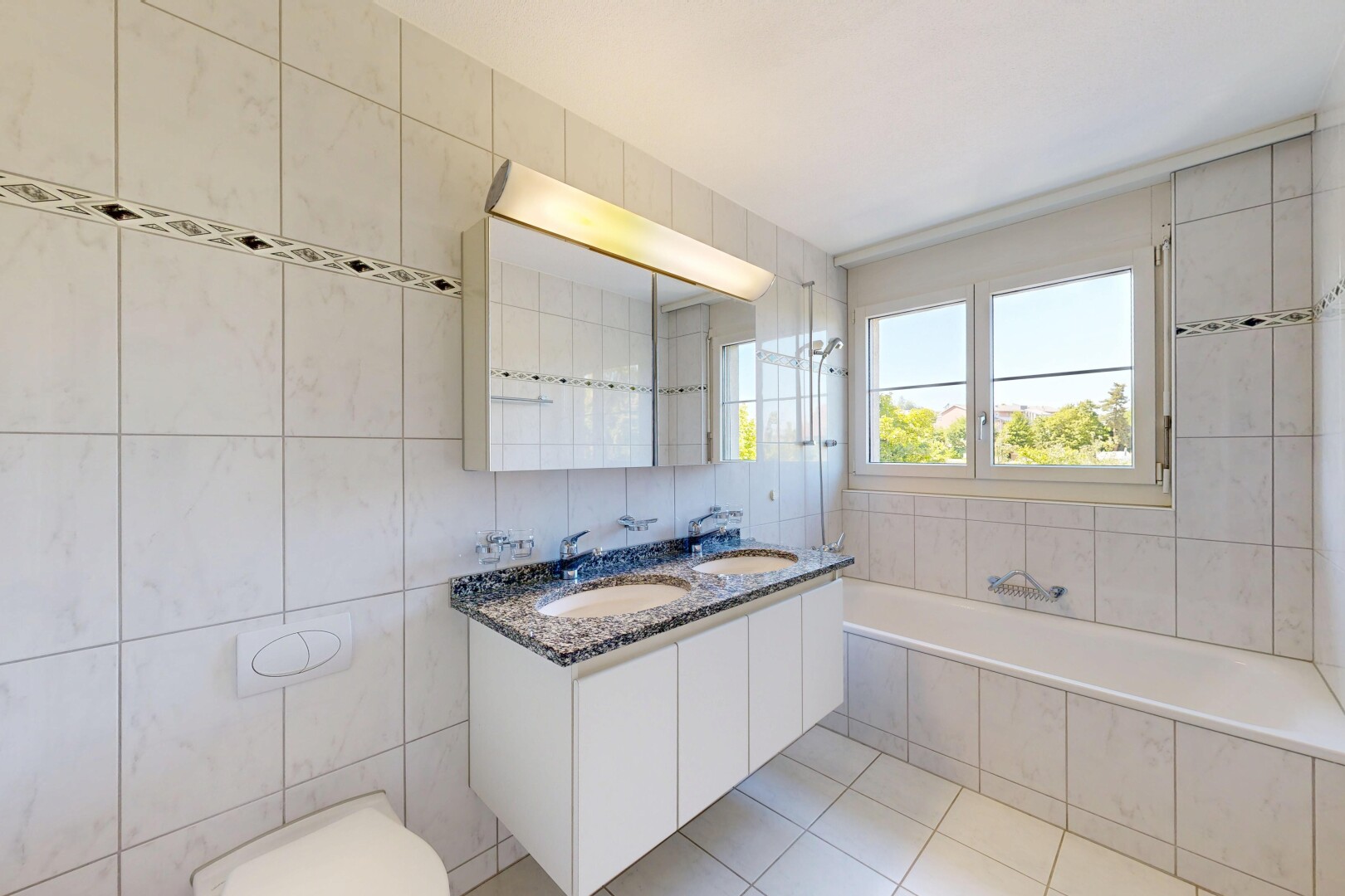 bad mit komplettes badezimmer, doppelwaschtisch, inside property, fliesenwand, und tile wall