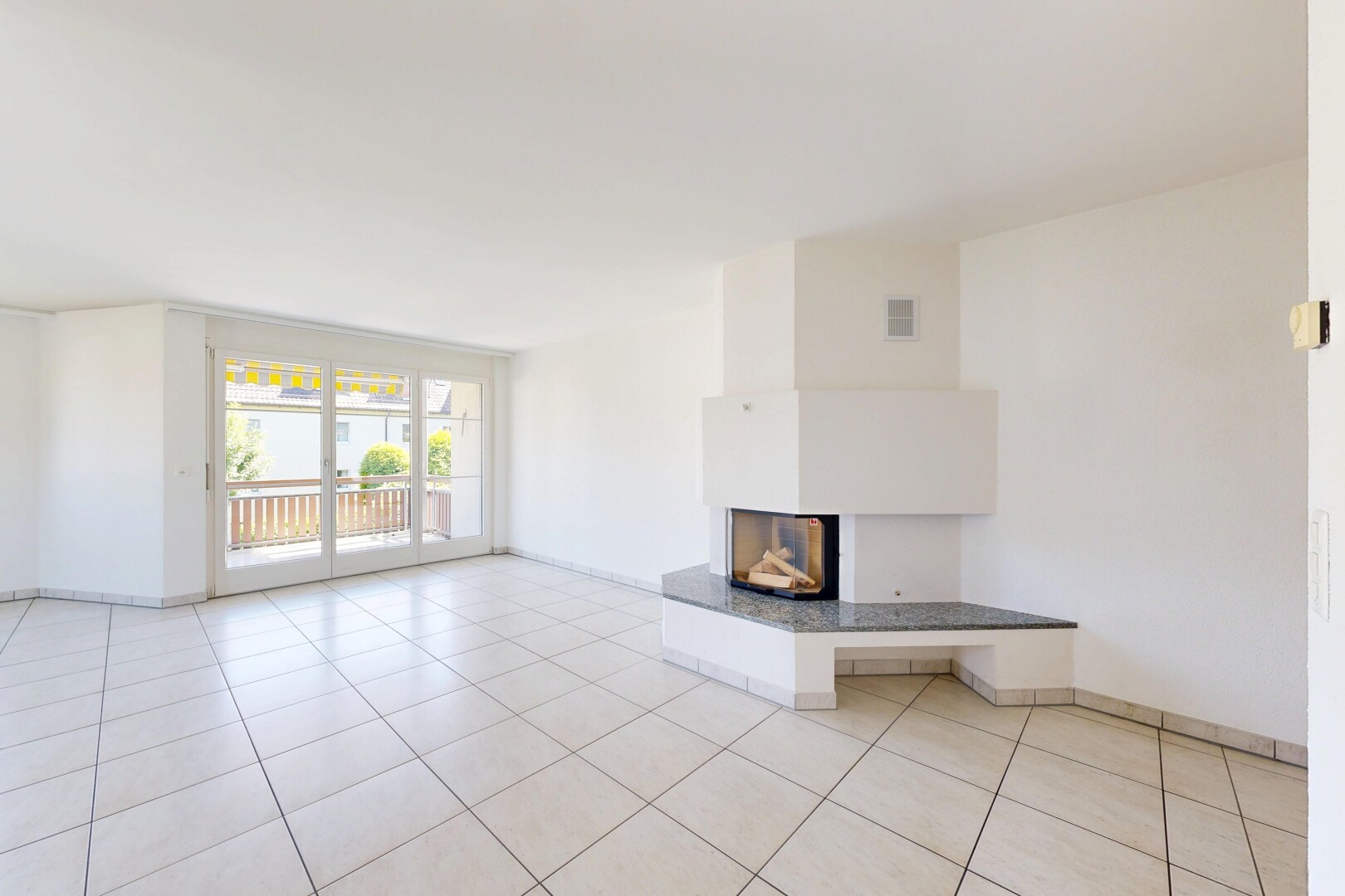 leerer raum mit gipskartonwand, drywall, light floor, natürliches licht, und natural light