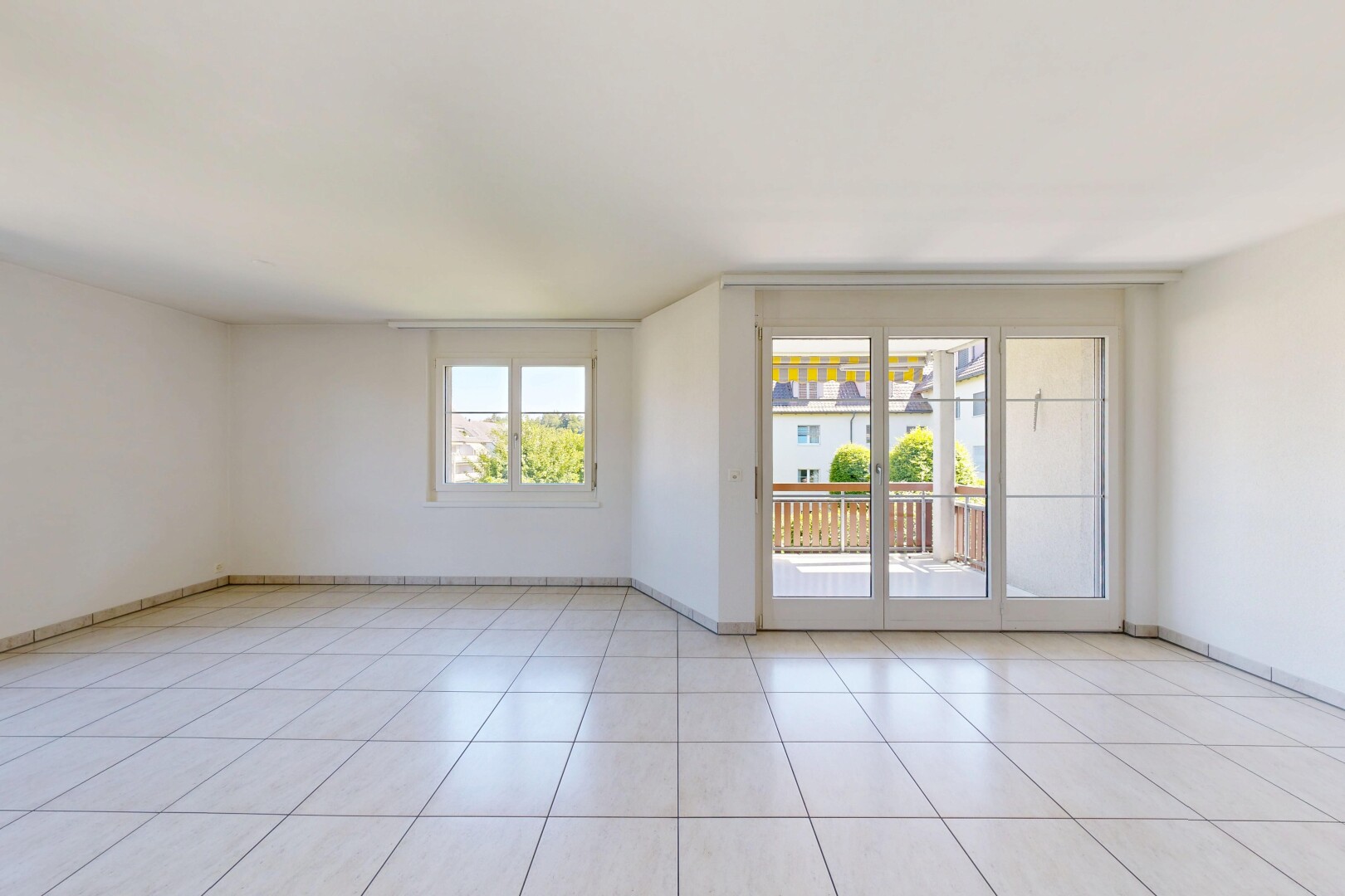 leerer raum mit day time, light floor, gipskartonwand, drywall, und inside property