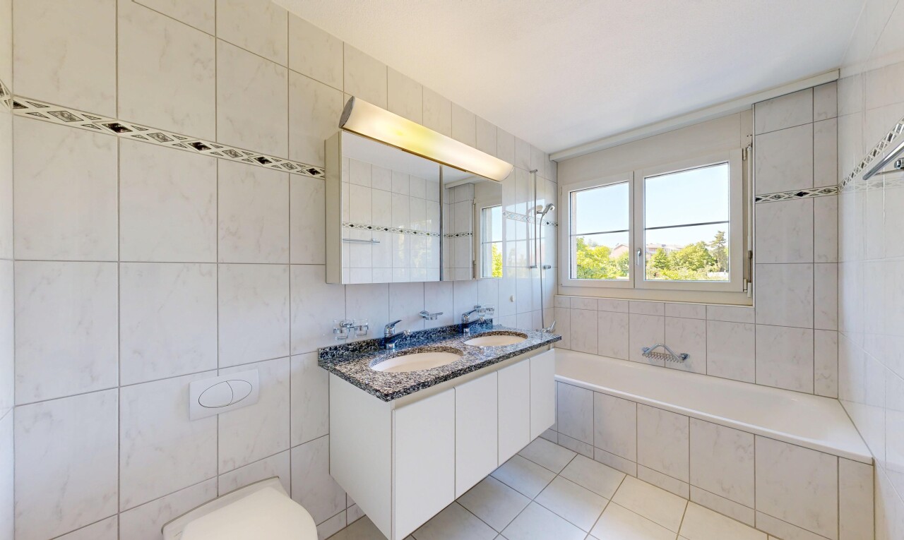 bad mit komplettes badezimmer, doppelwaschtisch, inside property, fliesenwand, und tile wall