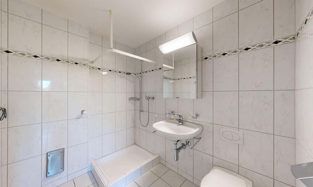 bad mit fliesenwand, tile wall, komplettes badezimmer, dusche, und spiegel