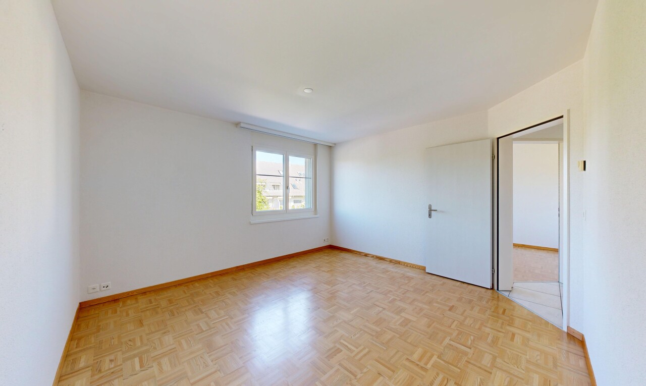 leerer raum mit inside property, gipskartonwand, drywall, natürliches licht, und natural light