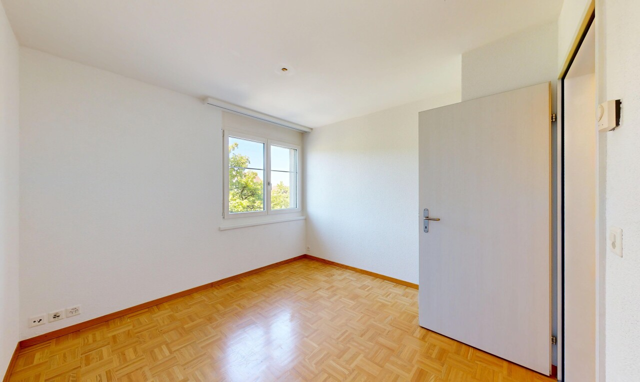 leerer raum mit day time, inside property, drywall, gipskartonwand, und wood finish floor