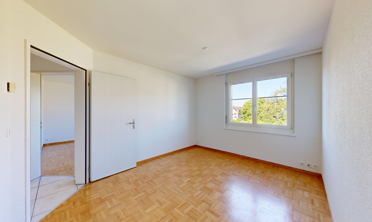 leerer raum mit inside property, day time, parquet floor, wood finish floor, und holzfußboden
