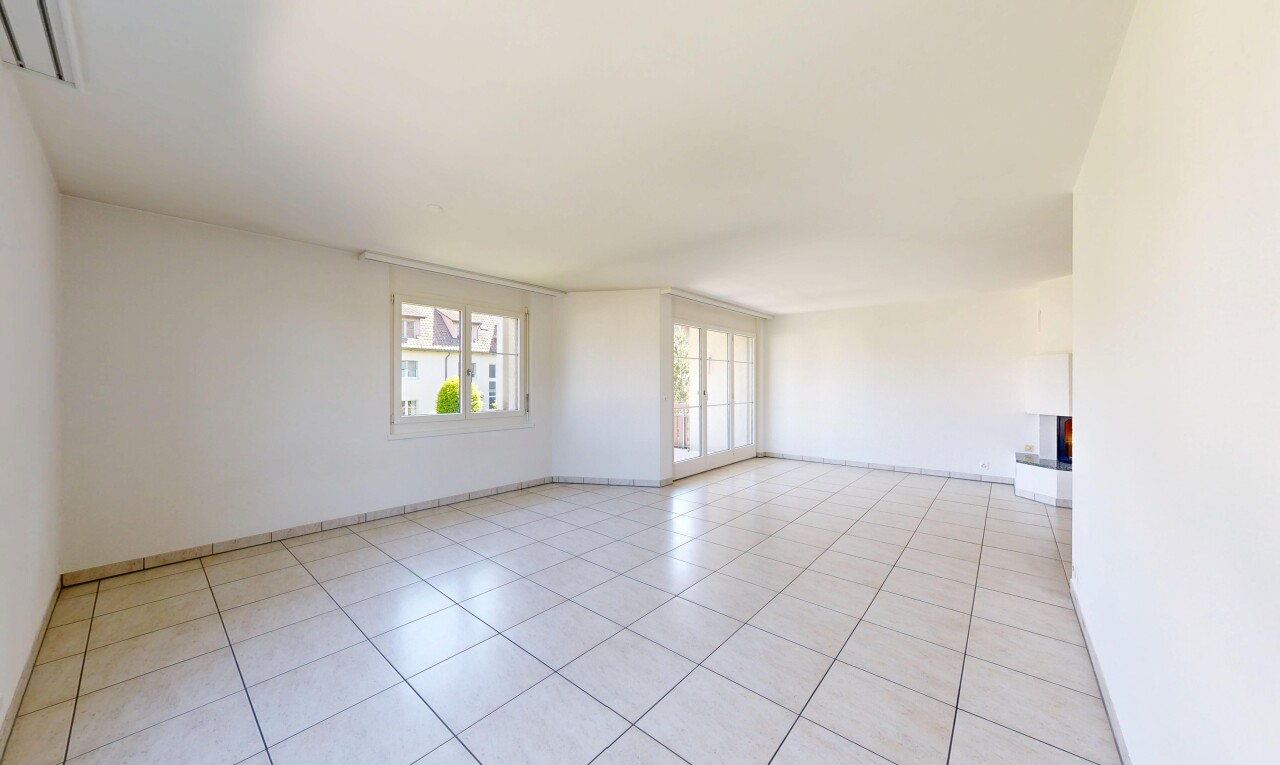 leerer raum mit gipskartonwand, drywall, inside property, light floor, und natürliches licht