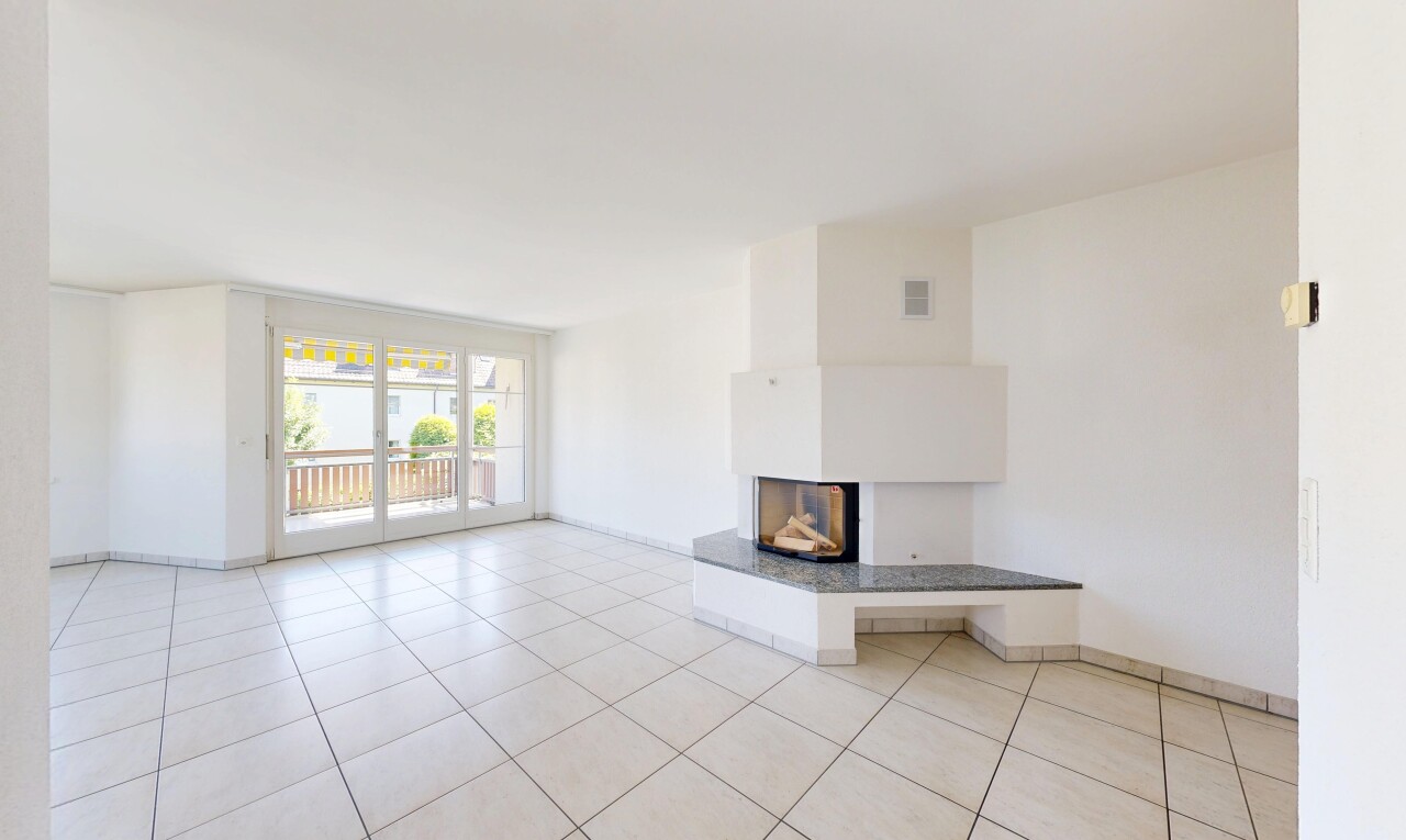 leerer raum mit gipskartonwand, drywall, light floor, natürliches licht, und natural light