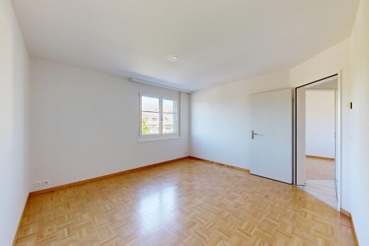 leerer raum mit inside property, gipskartonwand, drywall, natürliches licht, und natural light