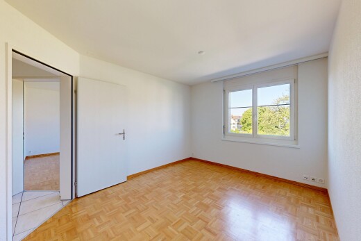 leerer raum mit inside property, day time, parquet floor, wood finish floor, und holzfußboden