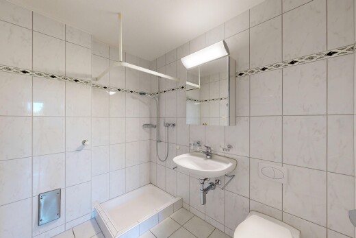 bad mit fliesenwand, tile wall, komplettes badezimmer, dusche, und spiegel