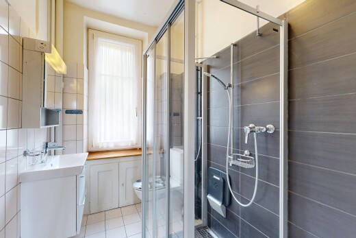 salle de bains avec salle de bain complète, miroir, douche, tile wall, et mur en carrelage