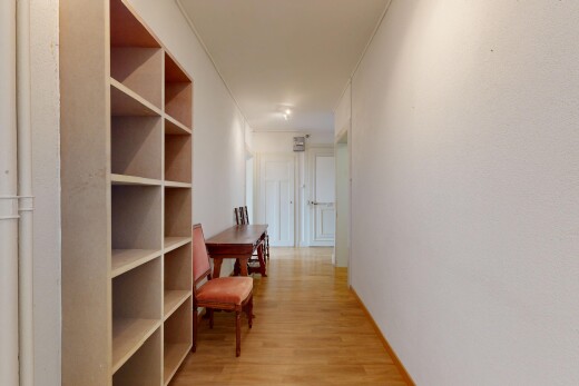 halle / korridor mit wood finish floor, holzfußboden, inside property, light floor, und baseboards wall