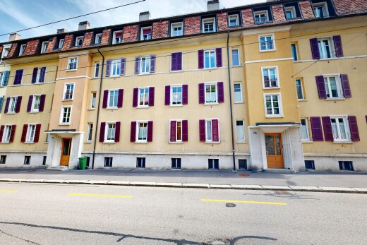 extérieur du bâtiment avec day time, vue sur le complexe d'appartements, apartment complex view, et bordures
