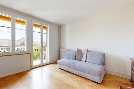 salon avec drywall, cloison sèche, wood finish floor, sol en finition bois, et radiateur