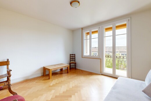 chambre avec accès à l'extérieur, cloison sèche, drywall, sol en finition bois, et wood finish floor