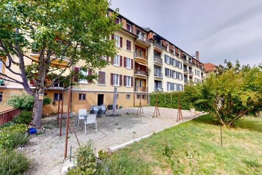 extérieur du bâtiment avec apartment complex view, vue sur le complexe d'appartements, et overcast