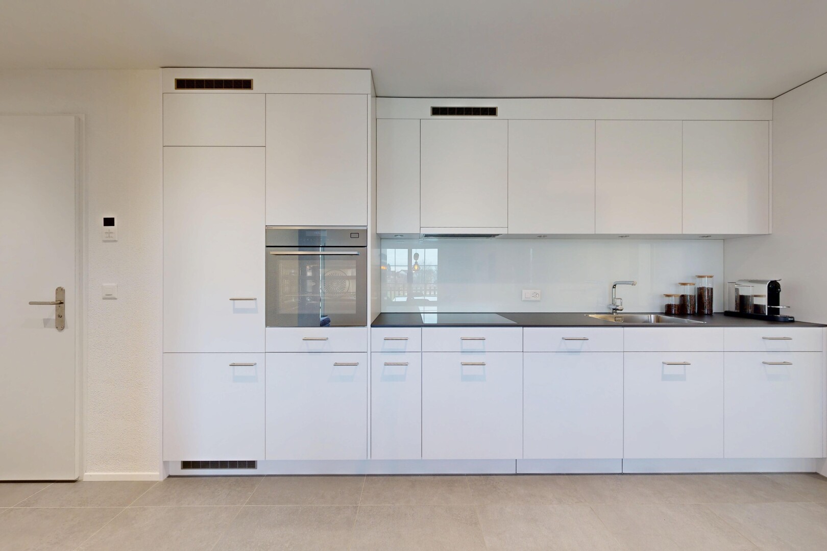 küche mit schränke mit flachen paneelen, ofen, arbeitsplatten, weiße schränke, und inside property
