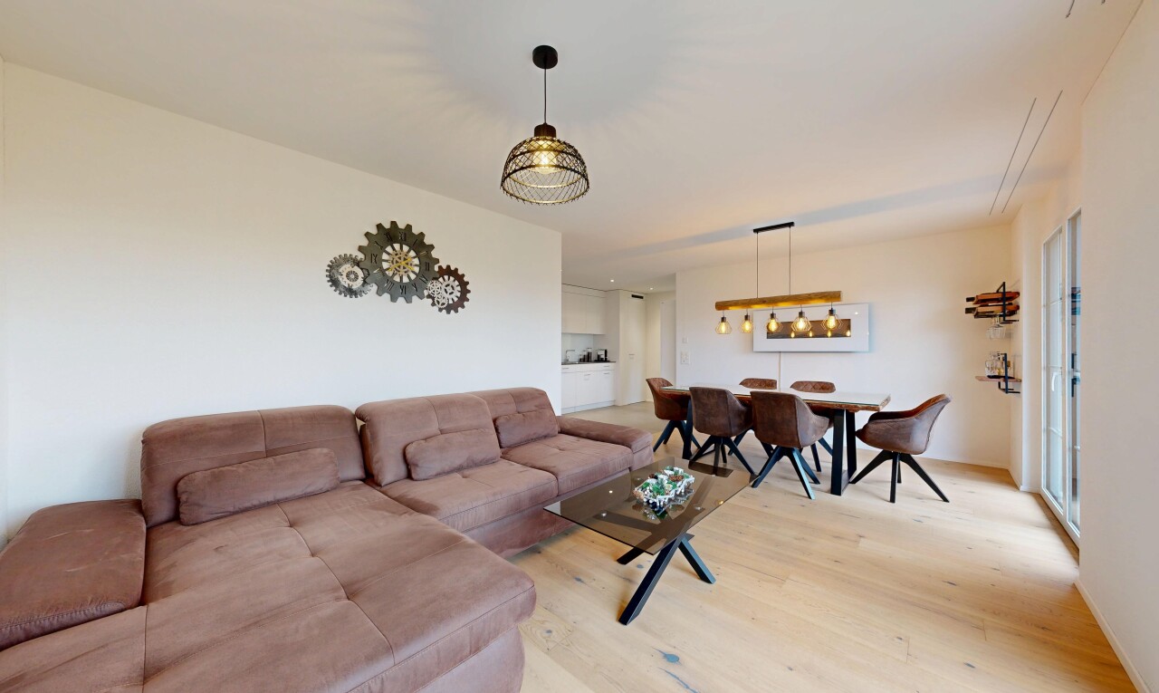 wohn- / esszimmer mit gipskartonwand, drywall, holzfußboden, wood finish floor, und inside property