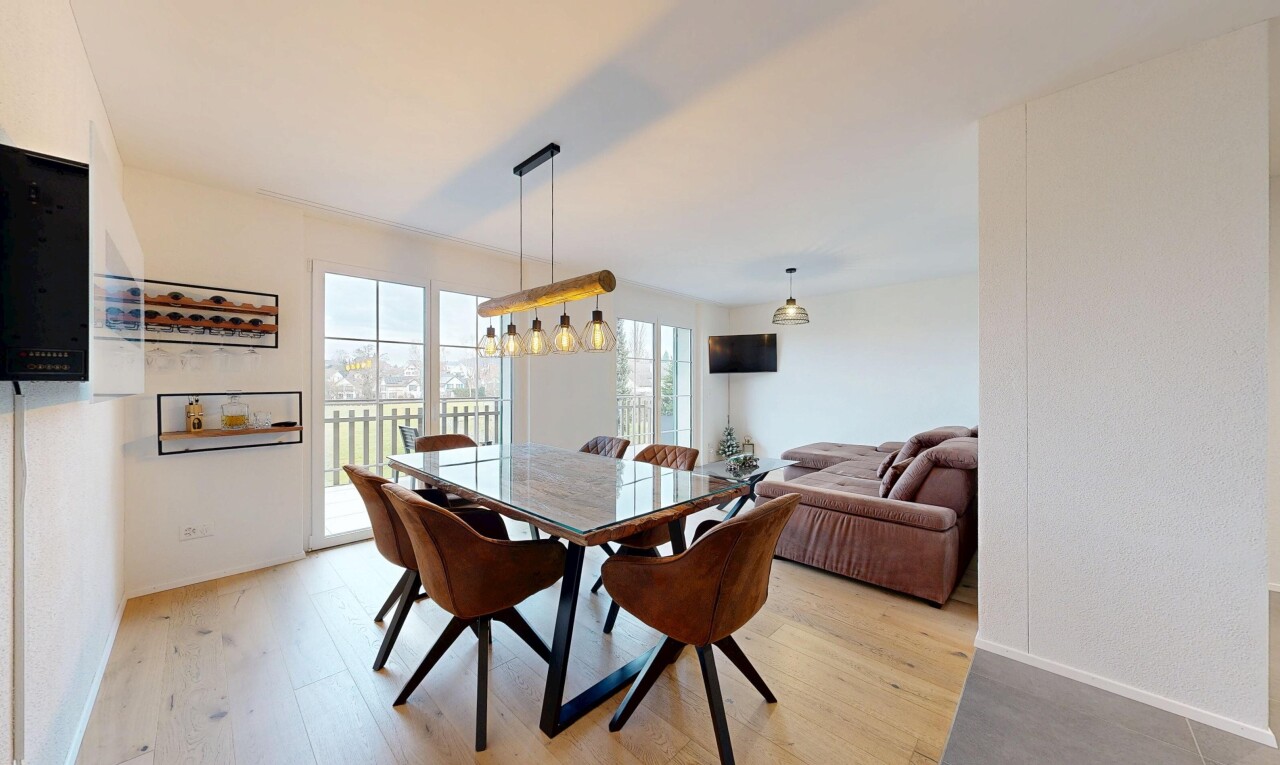 wohn- / esszimmer mit inside property, holzfußboden, wood finish floor, natürliches licht, und natural light