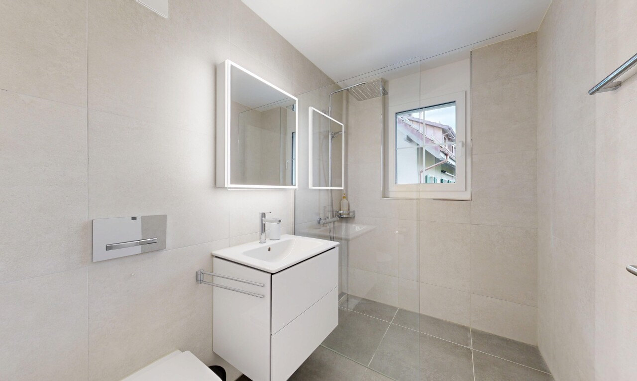 bad mit spiegel, komplettes badezimmer, dusche, schminktisch, und fliesenwand