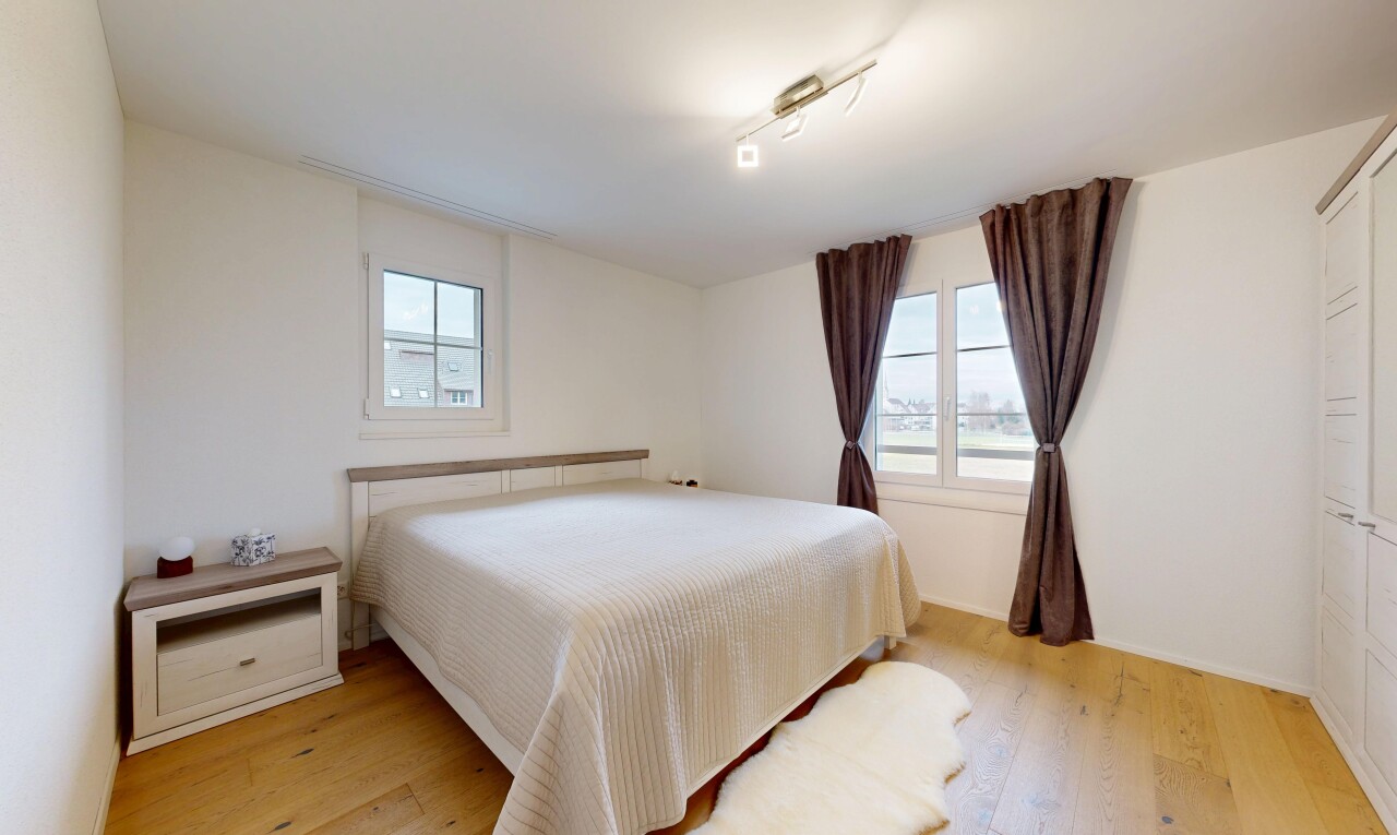 zimmer / schlafzimmer mit inside property, holzfußboden, wood finish floor, gipskartonwand, und drywall